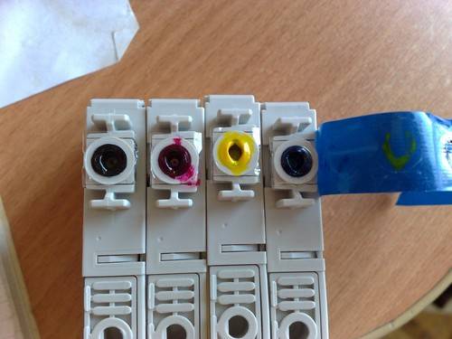 Проверьте уровень краски, если устройство не печат