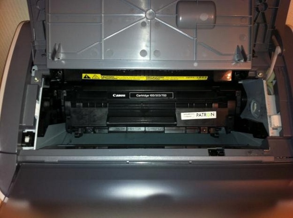 Принтер с открытой крышкой технологического отсека