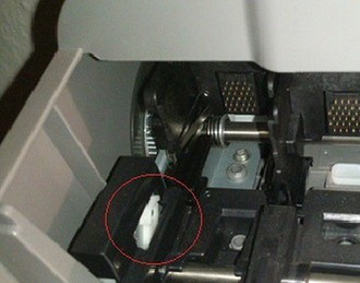 Теперь с помощью рычага, установленного сбоку, извлеките печатающую головку из принтера. В большинстве случаев у принтеров Canon снять печатающую головку довольно просто. Затем верните ры...