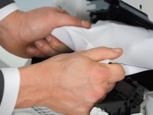 Почему бумага застревает в принтере: что делать, Почему принтер жует бумагу, как вытащить