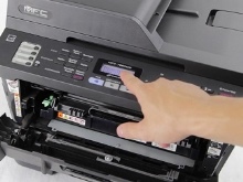 Почему бумага застревает в принтере: что делать, Почему принтер жует бумагу, как вытащить