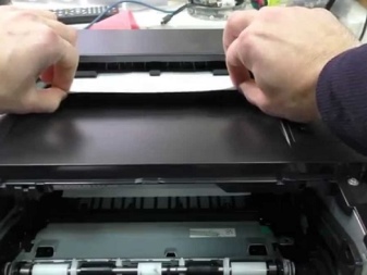 Почему бумага застревает в принтере: что делать, Почему принтер жует бумагу, как вытащить