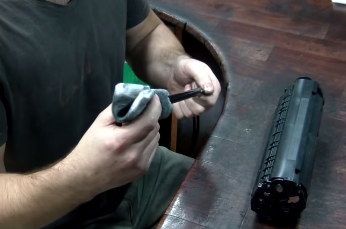 Очищаем ролик первичного заряда