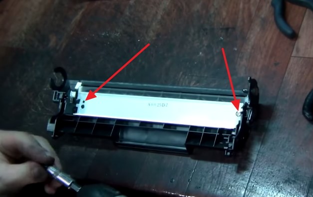 Закрепляем ракель двумя винтами