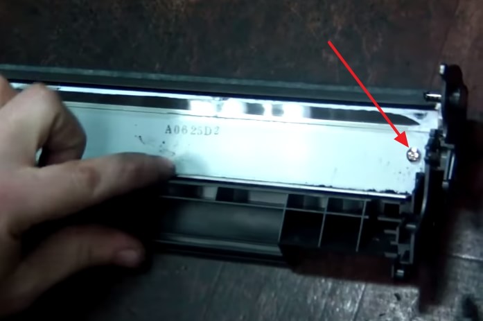 Откручиваем 2 винта и снимаем швабру