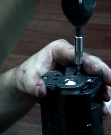 Прикручиваем боковую крышку 2