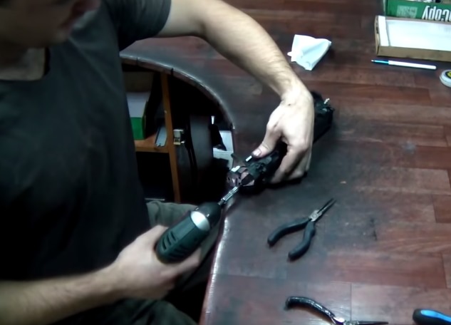 Прикручиваем боковую крышку