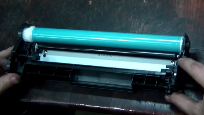 Установите шторку в пазы