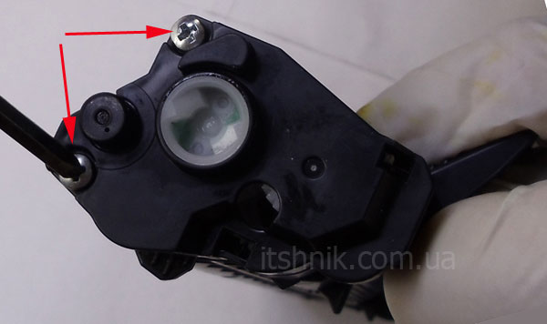 Откручиваем два винта на боковой крышке картриджа TN-1075