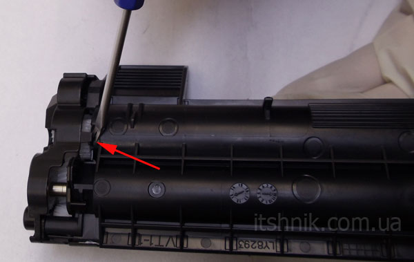 Подденьте защелку и снимите боковую крышку картриджа