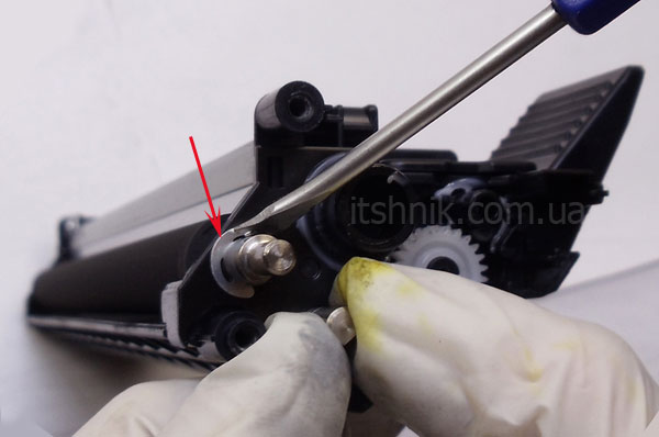 Снимите стопорную шайбу на магнитном валу