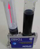 вставить шприц без поршня в заливное отверстие