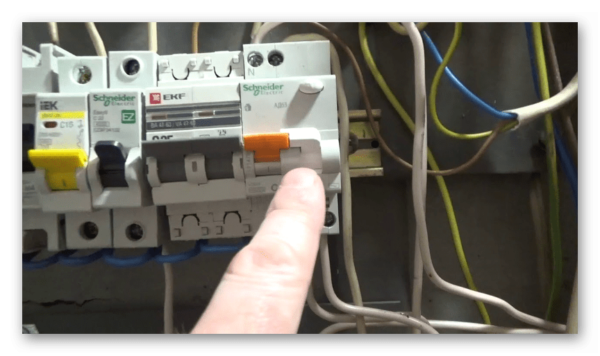 Проверяет электрическую панель, чтобы решить проблему с питанием принтера