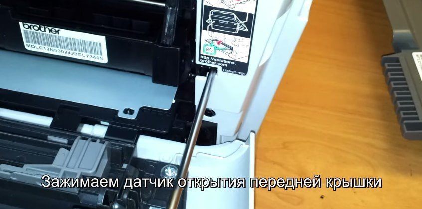 Зажмите датчик в принтере Зажмите датчик в принтере