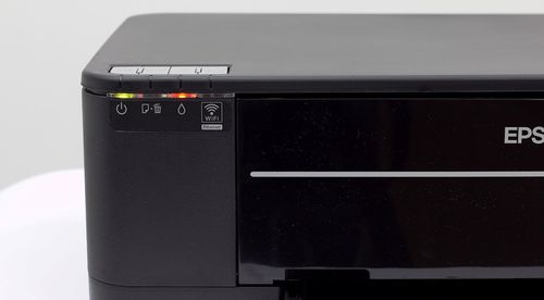 Зеленая и красная лампочка на принтере