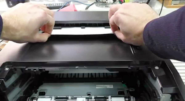 Застряла бумага в принтере: что делать и как вытащить листы из аппарата