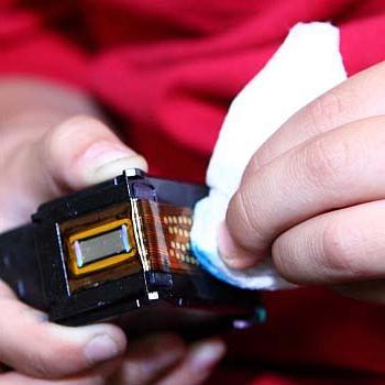 Обработка картриджа салфеткой