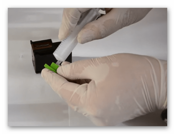 Вставляем шприц в накладку