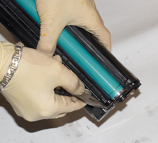 Замена тонера в резиновых перчатках