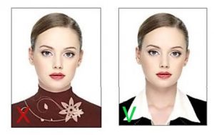 Имеется яркое украшение на одежде