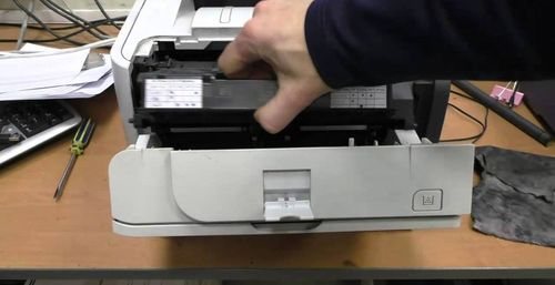 Извлечение картриджа из принтера НР