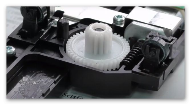 Проверка шестеренок сканера для решения ошибки E8 на принтере HP LaserJet 1132