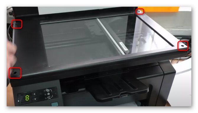 Снятие крышки сканера для решения ошибки E8 на принтере HP LaserJet 1132