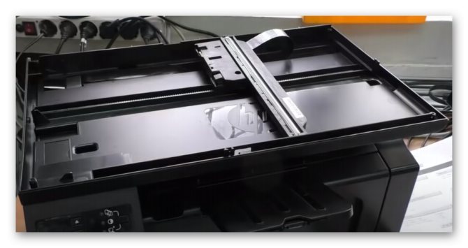 Внешний вид сканера после снятия крышки для решения ошибки E8 на принтере HP LaserJet 1132