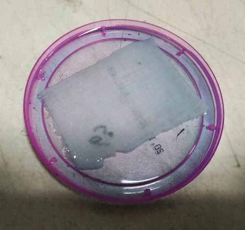 Промывочная жидкость Epson в ёмкости.